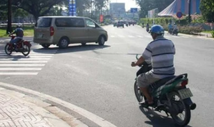 Mức phạt xe máy chuyển hướng không giảm tốc độ hoặc không có tín hiệu báo hướng rẽ